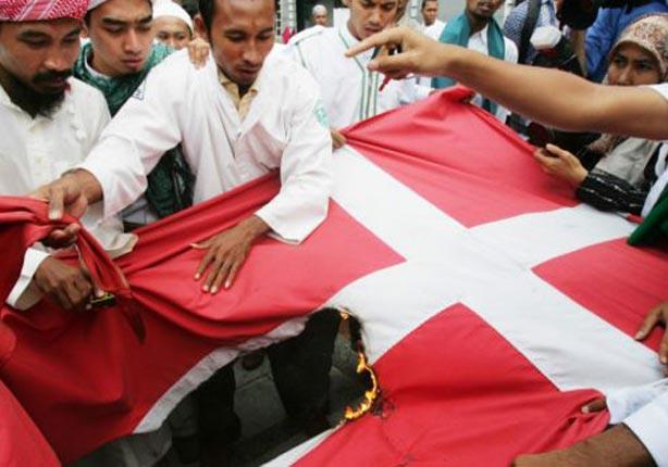 اجتاحت العالم الاسلامي في السابق مظاهرات احتجاجا على رسوم النبي محمد منها تلك المظاهرة التي أحرق فيها محتجون العلم الدانماركي في اندونيسيا