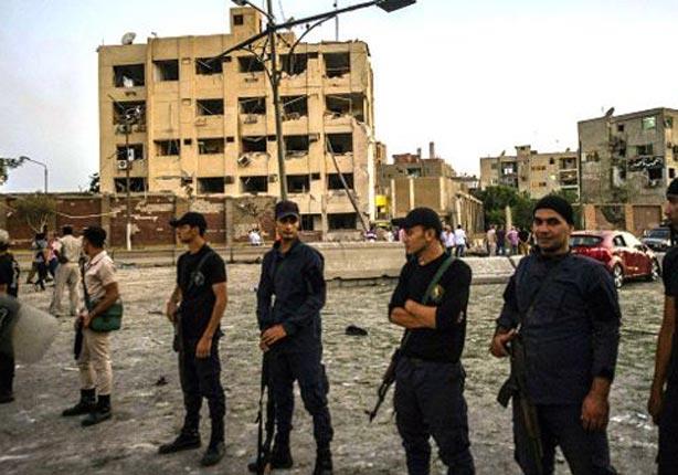 أفراد من شرطة مكافحة الشغب المصرية أمام مبنى الأمن الوطني
