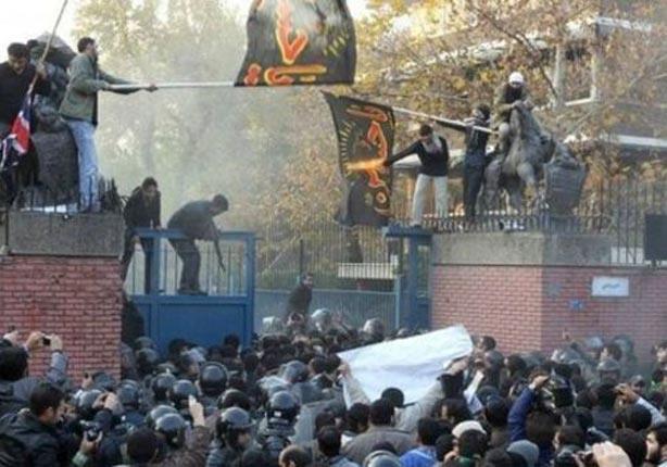 متظاهرون خلال اقتحامهم السفارة البريطانية في طهران