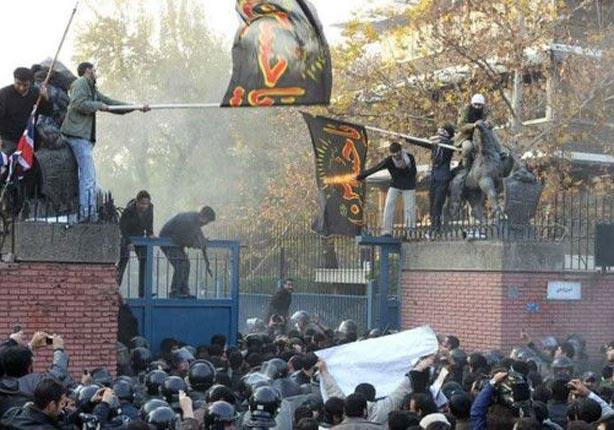 اقتحم محتجون غاضبون ضد العقوبات الدولية على إيران مبنى السفارة البريطانية عام 2011