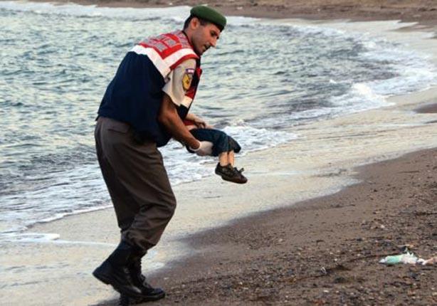 قضى الطفل آلان الكردي (3 سنوات) غرقاً مع والدته وأخيه الأكبر(5 سنوات) خلال محاول عائلته الهروب إلى أوروبا عبر البحر.
