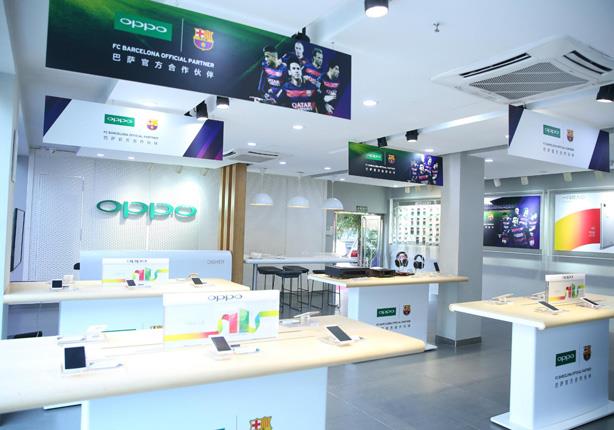 OPPO-Flagship-store-in-Beijing-decorated-with-OPPO&FCB--partnership-elements