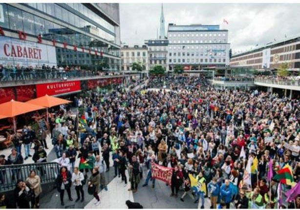 متظاهرون في السويد يؤيدون وجود اللاجئين