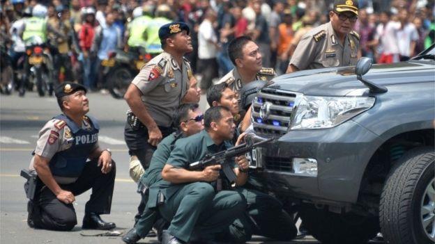 سلسلة تفجيرات وتبادل لإطلاق نار في وسط العاصمة الإندونيسية