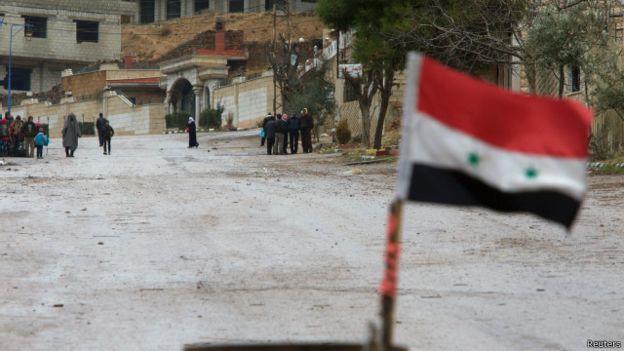 العالم السوري يرفرف بعد سماح القوات الحكومية للمساعدات بالعبور إلى مضايا2