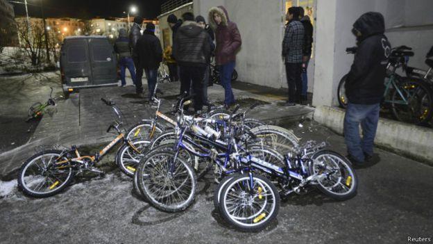 أوامر بجمع الدراجات وإصلاح تلك التي هجرها اللاجئون بعدما استخدموها للعبور بالقرب من معبر ستورسكوغ4