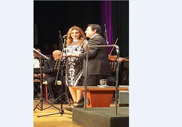 هاني شاكر يتألق بالغناء في حفله بجامعة مصر