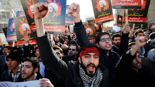 محتجون في إيران يعبرون عن غضبهم بسبب إعدام السعودية الشيخ الشيعي السعودي البارز نمر النمر.