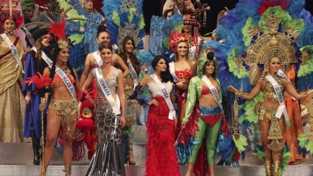 عدد من المتسابقات وهن في الصف الأول من اليمين ملكة جمال كولومبيا ثم كوستا ريكا، تليها ملكة جمال كوبا، ثم ملكة جمال الدانمارك ثم ملكة جمال الدومينكان