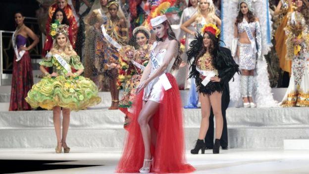 عدد من المشاركات في المسابقة تتقدمهن ملكة جمال بلاروسيا بالينا تساهلكا مرتدية زيا وطنيا