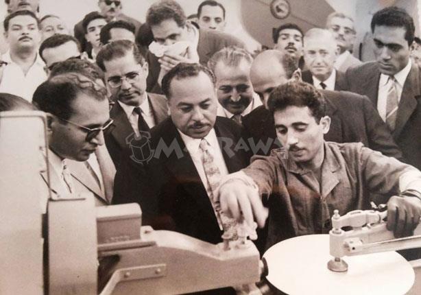يمين-الصورة-الكاتب-محمود-عوض-اثناء-تغطيته-لافتتاح-الدكتور-حاتم-لمصنع-الاسطوانات-1962