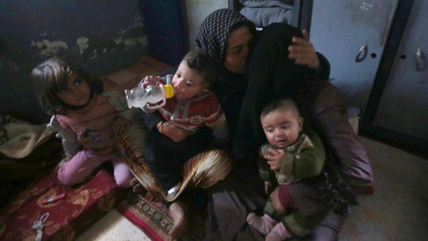 عائلة سورية فرت من القتال في مناطق شرق حلب الواقعة تحت سيطرة المعارضة المسلحة إلى مناطق غرب المدينة الواقعة تحت سيطرة الحكومة.