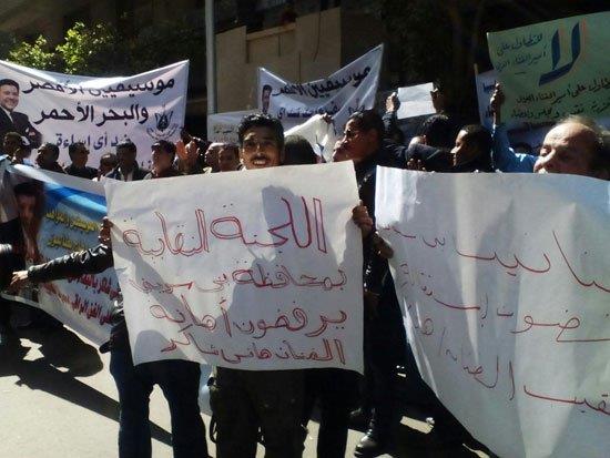 الموسيقون يتظاهرون لمطالبة هاني شاكر