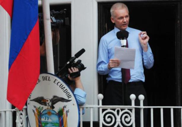 أسانج يخاطب الإعلام ومؤيديه من شرفة سفارة الإكوادور في لندن، في أغسطس/آب 2012