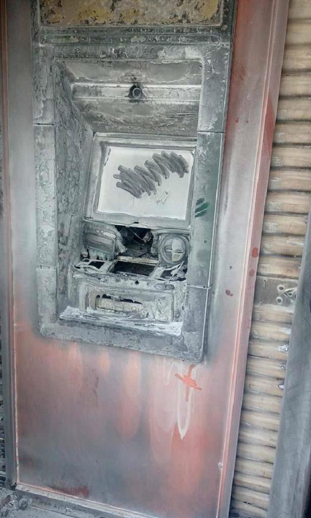 مجهولون يحرقون ماكينة صراف آلي (2)