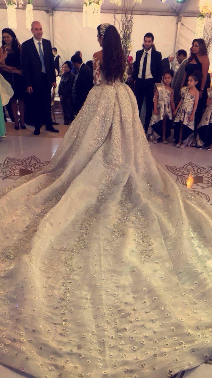 حينما ترتدي مصممة شهيرة فستان الزفاف من تصميمها
