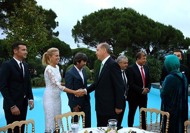 مشاهير تركيا في ورطة بسبب فستان في حفل أردوغان الرمضاني!