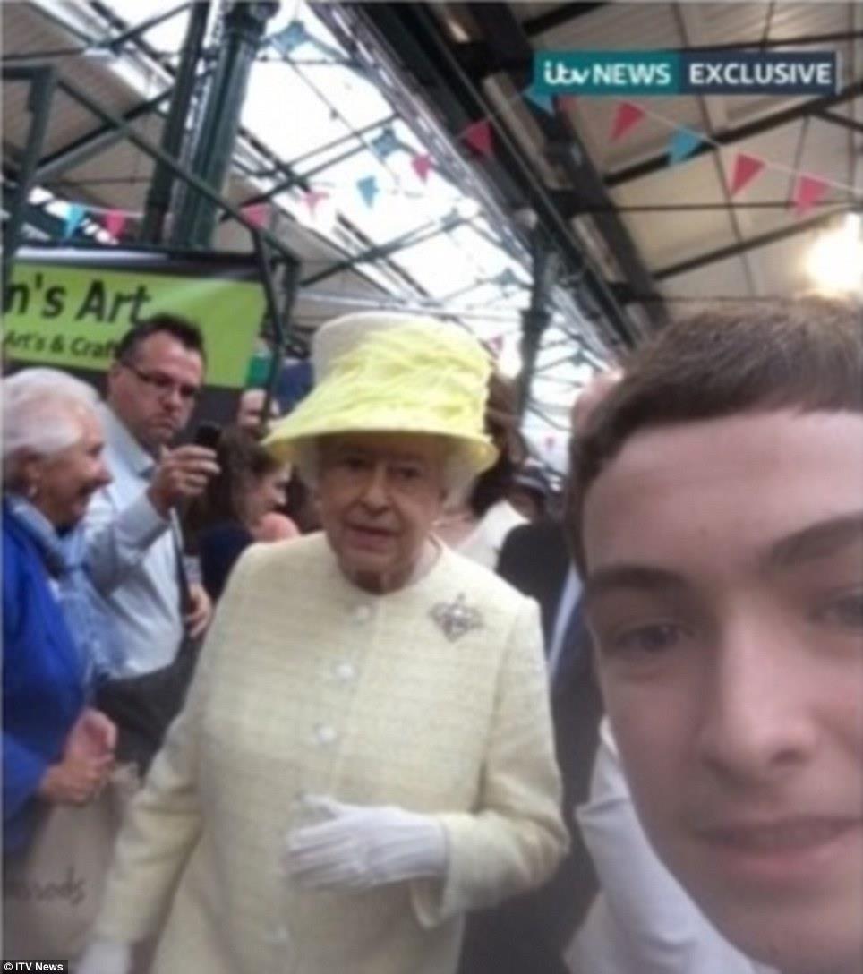 !بالصور.. بعد خطفه صورة سيلفي مع ملكة بريطانيا.. ماذا كانت ردة فعلها!