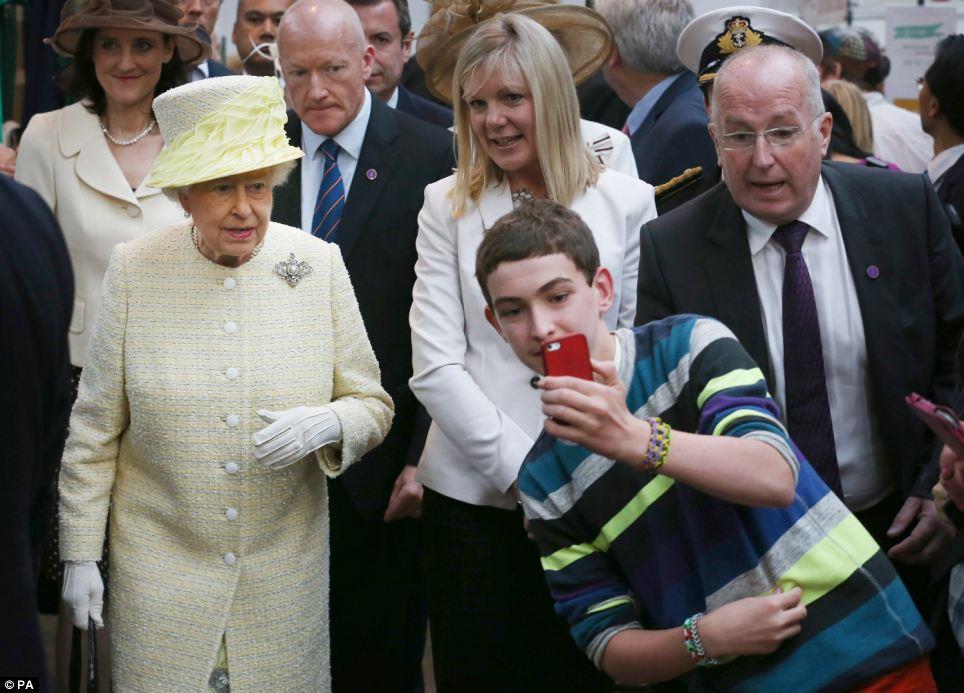 !بالصور.. بعد خطفه صورة سيلفي مع ملكة بريطانيا.. ماذا كانت ردة فعلها!
