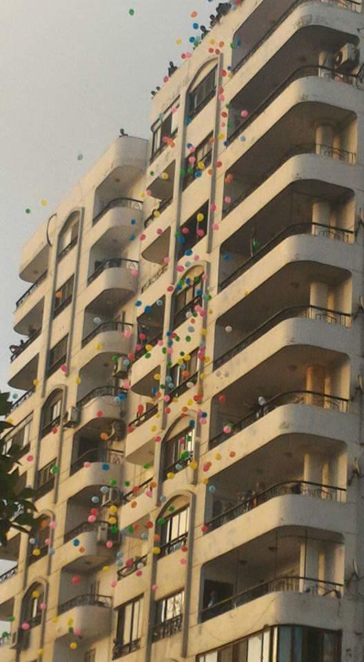 مواطنون يلقون بالونات من فوق أسطح المنازل