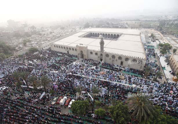  آلاف من المصلين يؤدون صلاة العيد في مسجد عمرو بن العاص (1)
