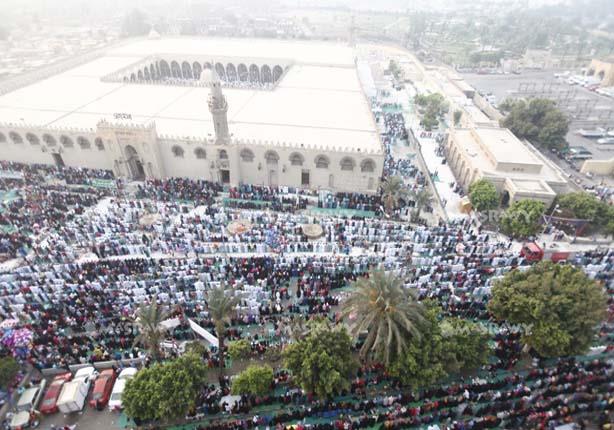  آلاف من المصلين يؤدون صلاة العيد في مسجد عمرو بن العاص (3)