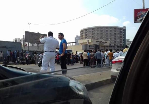 قطع العشرات من الأهالي طريق الكورنيش أمام معهد ناصر