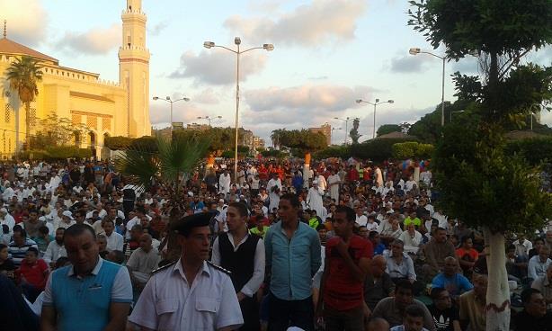 محافظ بورسعيد يشارك أهالي بورفؤاد صلاة عيد الأضحي (2)