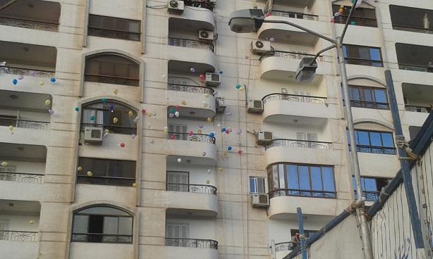 تساقط البالونات من فوق أسطح المنازل (1)