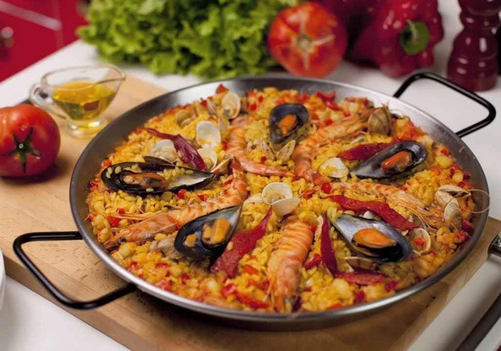 8- لا تنسى تجربة طبق بايلا Paella