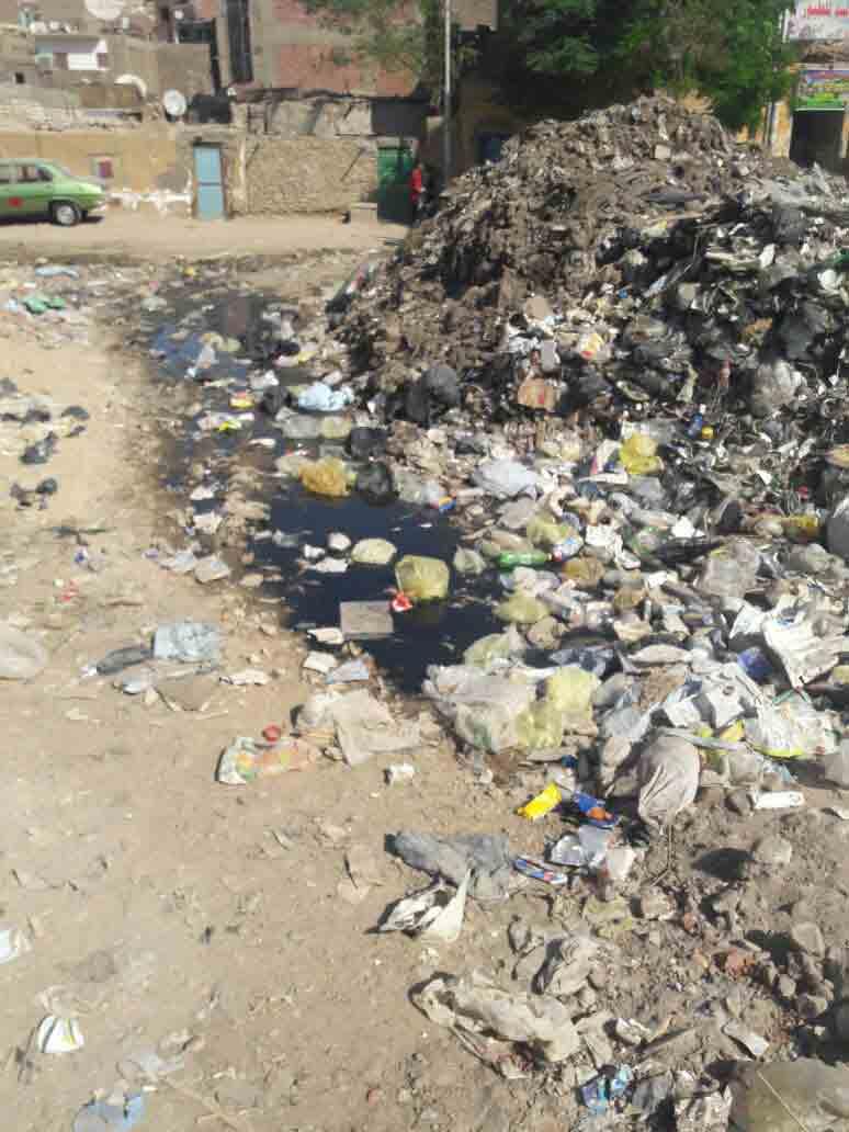 كميات القمامة الموجودة في أحياء مدينة أسوان