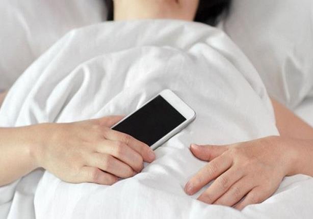 هل تطيل النظر في شاشة هاتفك قبل الخلود إلى النوم