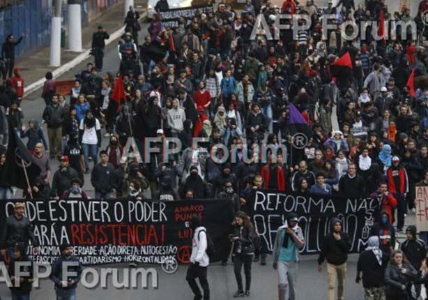 احتجاجات ضد اصلاحات حكومية فى ساوبولو اليوم الجمعة (أ ف ب)