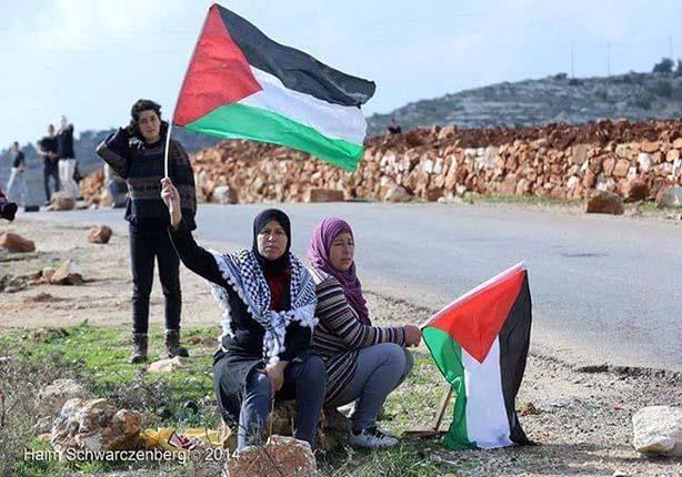 نوال ترفع علم فلسطين