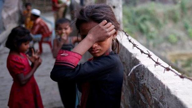  طفلة من الروهينجا تبكي في مخيم للاجئين في بنغلادش 
