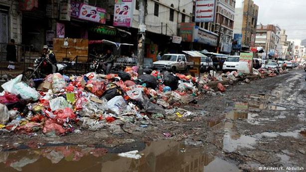 تكدس النفايات في أحد شوارع صنعاء