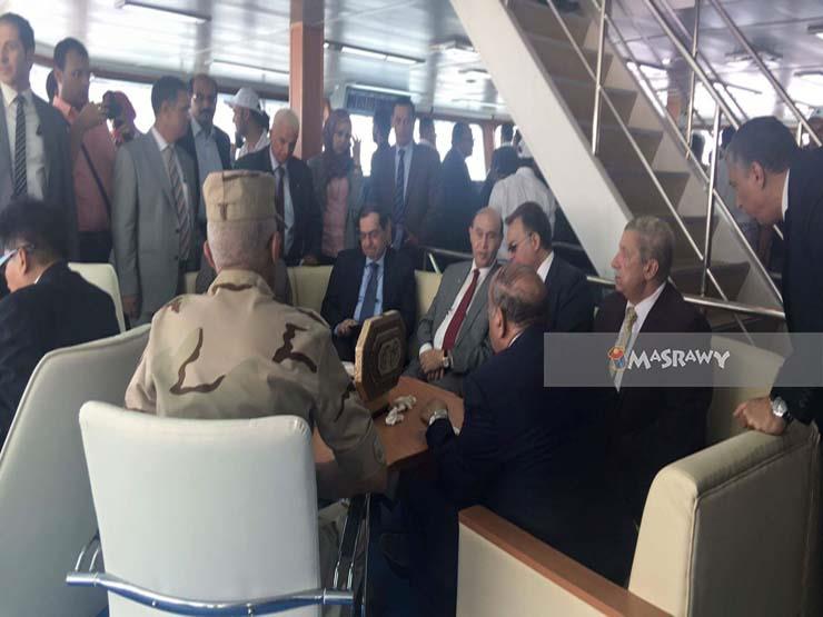 مميش يرفع علم مصر على السفينة أحمد فاضل (4)