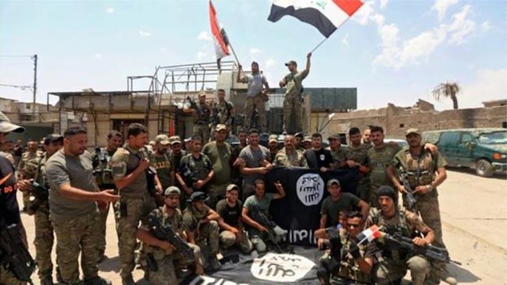  أفراد من قوات الجيش العراقي يحتفلون باستعادة الموصل من قبضة تنظيم 