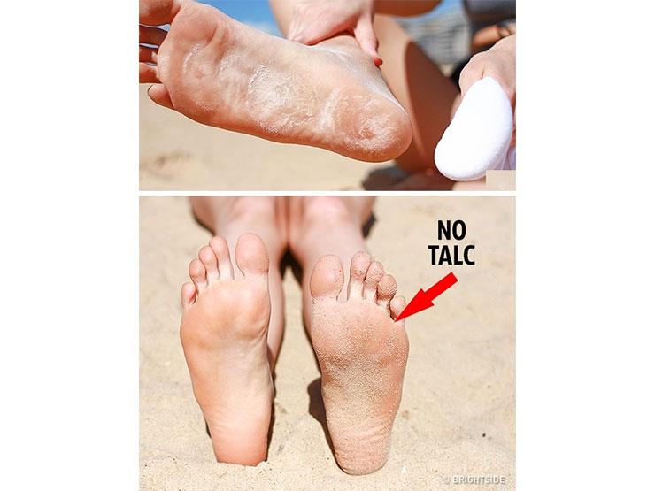 حيلة للتخلص من التصاق الرمل في قدمك على الشاطئ