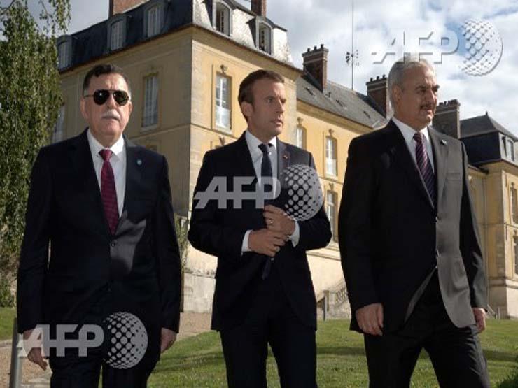 الرئيس الفرنسي إيمانويل ماكرون (وسط) وقائد الجيش الليبي المشير خليفة حفتر (يمينًا) ورئيس المجلس الرئاسي فائز السراج (يسارًا) في باريس الثلاثاء (أ ف ب)