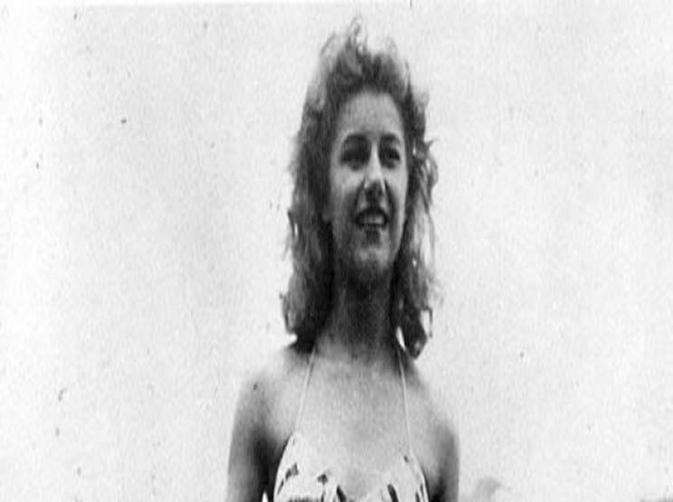 أول عرض لملابس السباحة