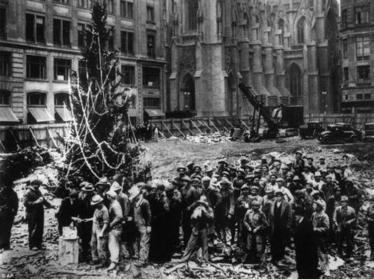 أول شجرة كريسماس في مركز