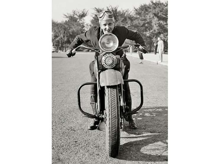 أول امرأة تحصل على قيادة الدراجات النارية