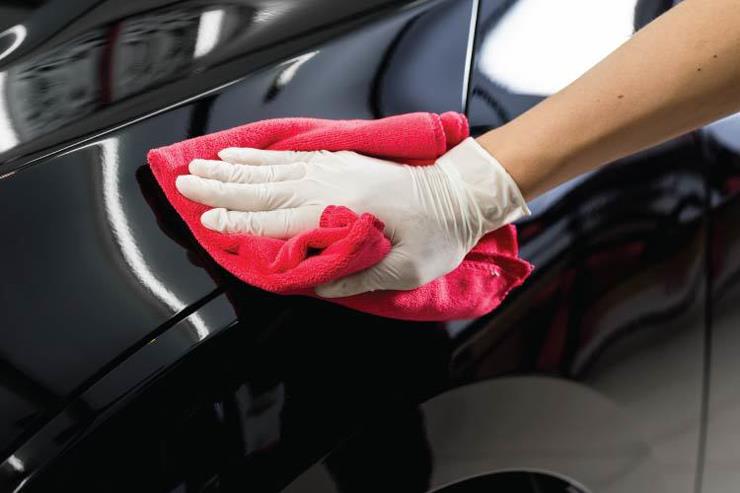 Black-Wax-for-Cars-to-Cover-Scratches