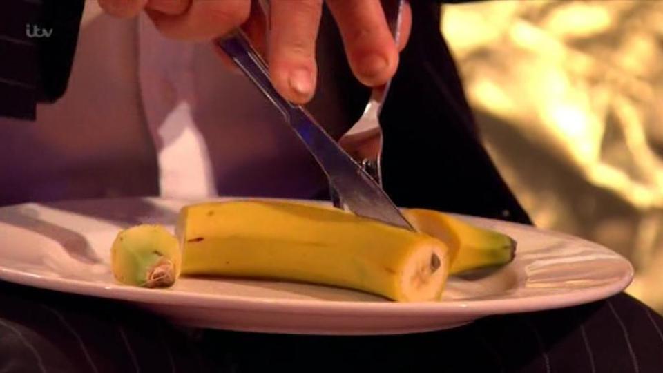   لماذا تتناول الملكة إليزابيث الموز بالشوكة والسكين؟