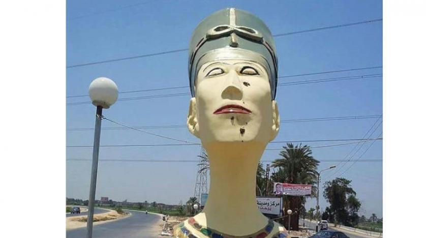 تمثال نفرتيتي بمدخل مدينة سمالوط بمحافظة المنيا