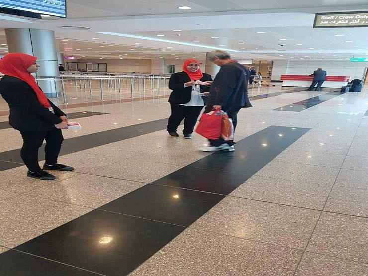مصر للطيران توزع هدايا الفلانتين علي المسافريين