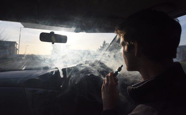 السجائر الإليكترونية داخل السيارة (3)