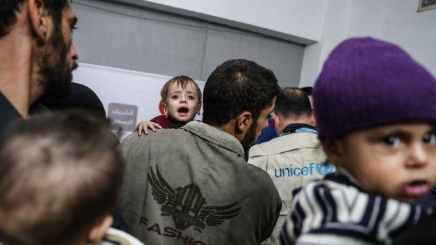 أطفال يعانون من سوء التغذية في عيادة بالغوطة الشرقية المحاصرة خارج العاصمة دمشق