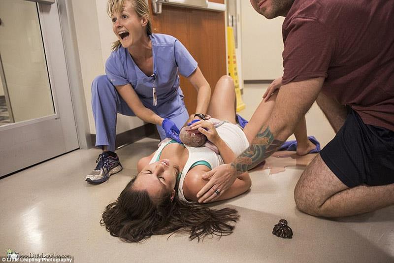 سيدة تلد طفلها في ممر المستشفى.. (صور)